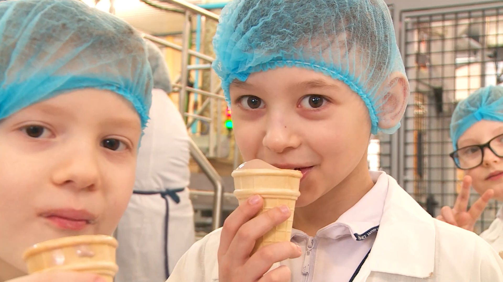 «Верный отличник» наградил лучший класс Свердловской области познавательной экскурсией на фабрику мороженого